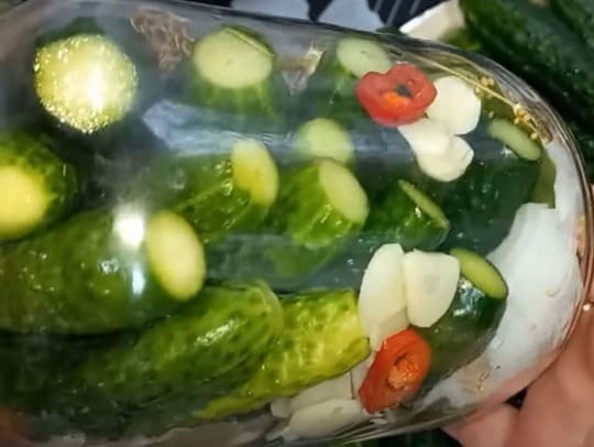 Заполненная банка для приготовления кисло-острых огурцов
