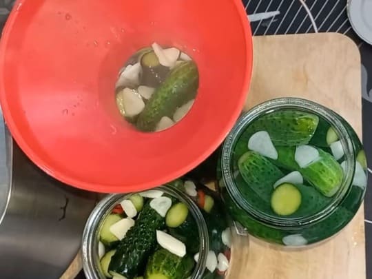 Первая заливка огурцов кипятком