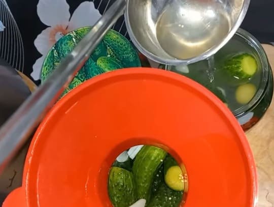 Вторая заливка огурцов маринадом