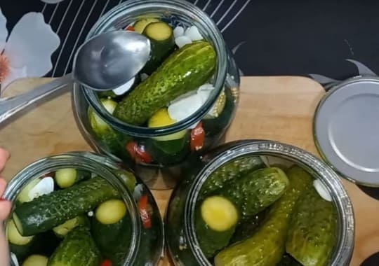 Добавляем уксус в процессе маринования огурцов